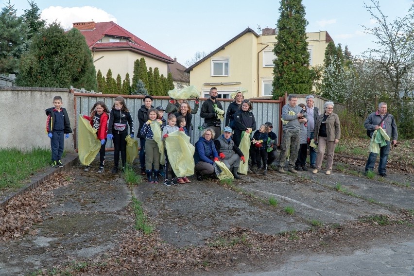 Sprzątanie brzegu Nysy Łużyckiej w Gubinie przez grupę...