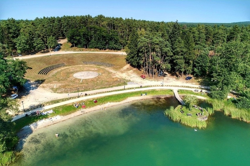 Jezioro Reczynek po jednej ze stron ma zabytkowy amfiteatr.