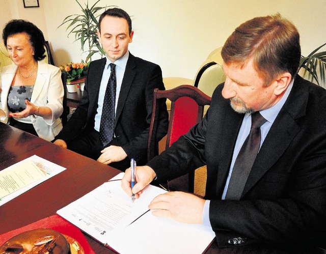Marek Kierlańczyk podpisuje umowę z Dariuszem Klimczakiem z Urzędu Marszałkowskiego