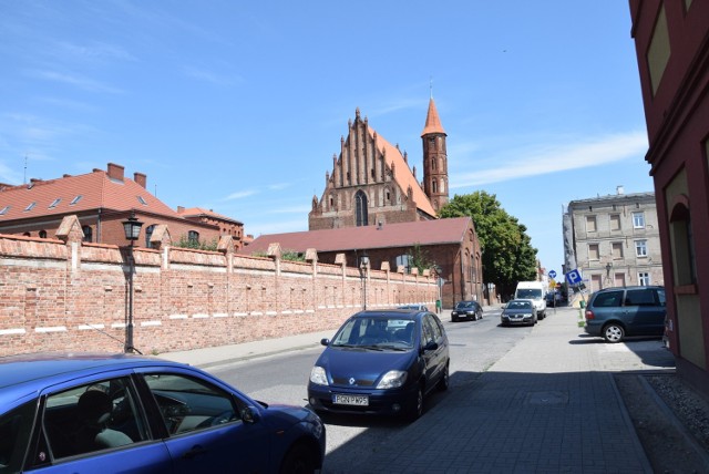 Za murami klasztoru w Chełmnie pojawił się mężczyzna, który zdjął koszulkę i wszedł na dach