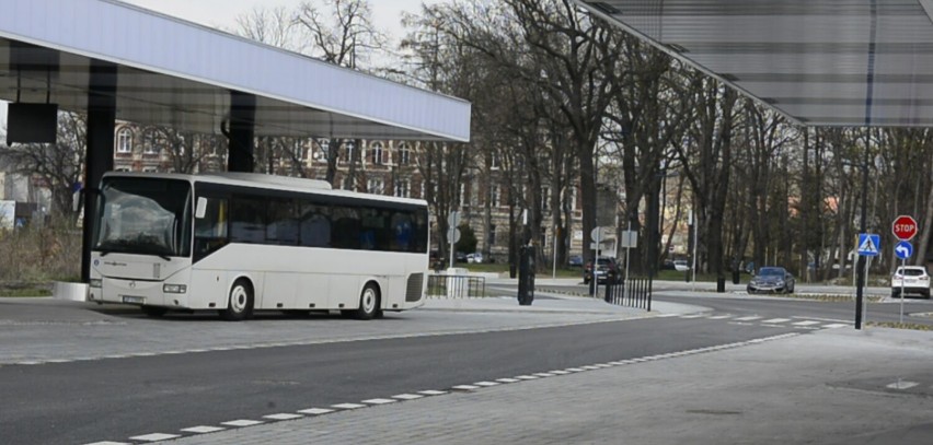 Na razie na nowy dworzec wróciły autobusy nyskiego PKS-u. W...