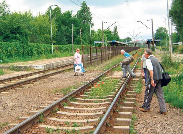 Mieszkańcy chcą "ucywilizowania" przejścia przez tory