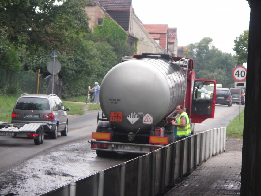 Tir blokuje ul. Kobylińską. Ma zalany silnik! [ZDJĘCIA]