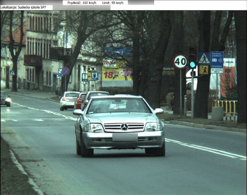 Jelenia Góra: Fotoradar straży miejskiej zarejestrował jak pędzili ponad 100 km/h przy szkołach