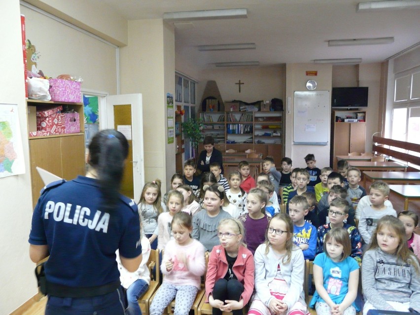Bezpieczne ferie 2018. Spotkanie policjantów z uczniami SP 18 w Koszalinie [ZDJĘCIA]
