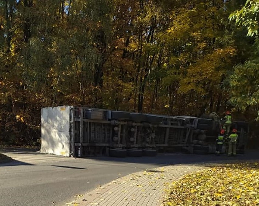 Rybnik: na skrzyżowaniu Jastrzębskiej i Nowej przewróciła się ciężarówka. Droga jest całkowicie nieprzejezdna. Nikomu nic się nie stało