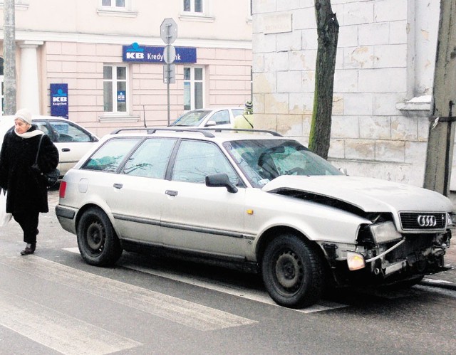 Kierująca tym audi jechała ul. Podrzeczną na pamięć i spowodowała kolizję