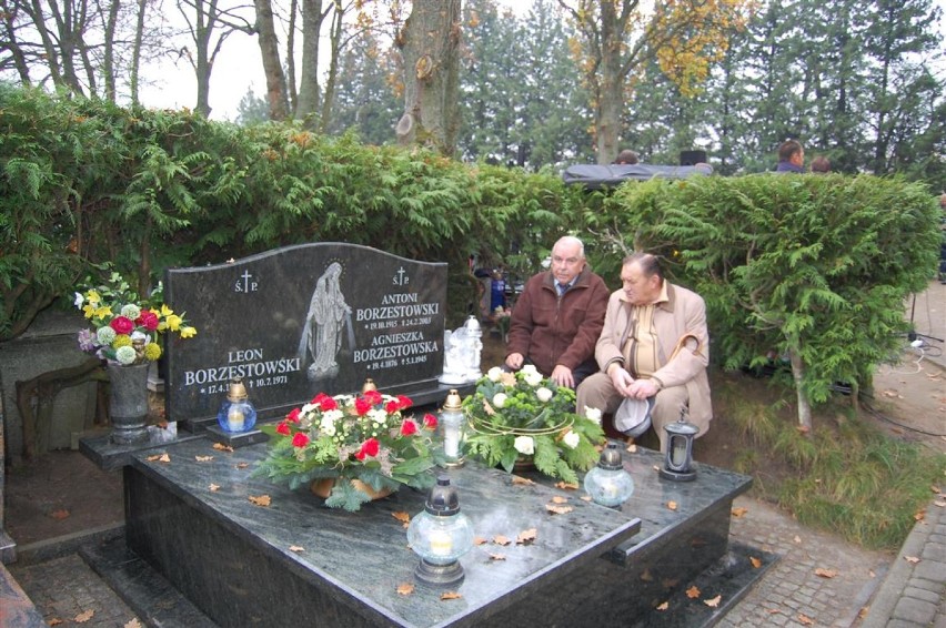 Dzień Wszystkich Świętych na cmentarzu w Kartuzach