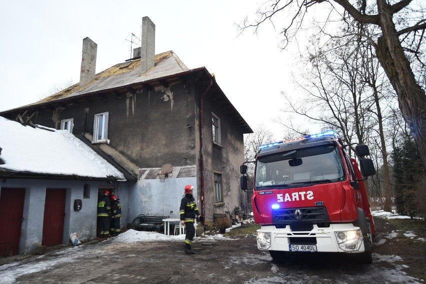 Sosnowiec: strażacy oddymiali klatkę schodową w budynku przy ul. Baczyńskiego [ZDJĘCIA]
