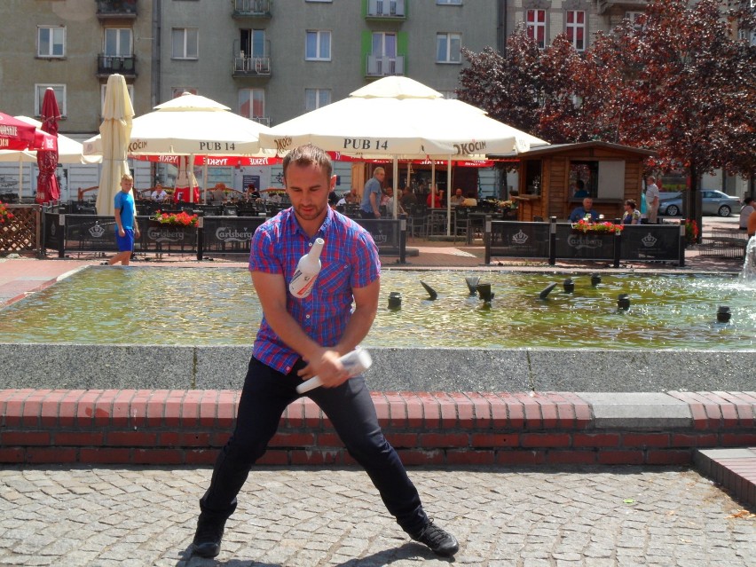 Krzysztof Drabik z Bytomia bije rekord by pomóc dzieciom. Będzie żonglował idąc 420 km [FOTO, FILM]
