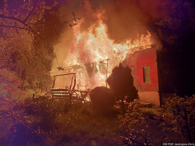 Jak informują strażacy, do pożaru doprowadziła "nieprawidłowa eksploatacja pieca na paliwo stałe". Ogień wybuchł od pieca, w którym spalane było drewno.