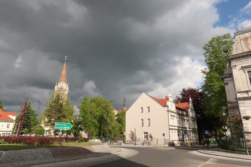 Barwne wieczorne niebo nad Dolnym Śląskiem zwiastuje niebezpieczne zjawiska pogodowe. Meteorolodzy ostrzegają