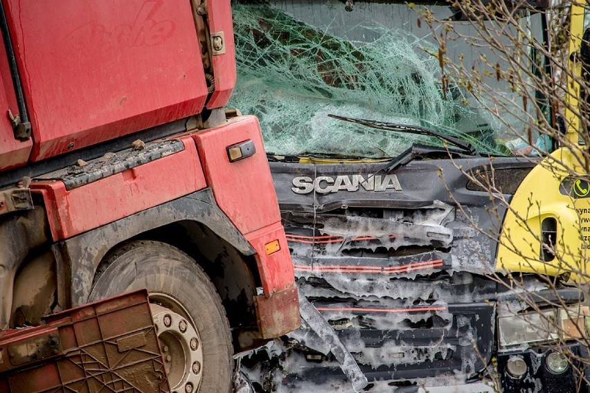 Czołowe zderzenie ciężarówek na obwodnicy Czarnego Boru! Droga zablokowana (ZDJĘCIA)