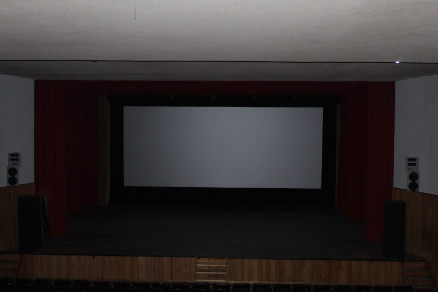 Kino plenerowe w Hrubieszowie. Zainaugurowano je mimo deszczu. Zobaczcie zdjęcia