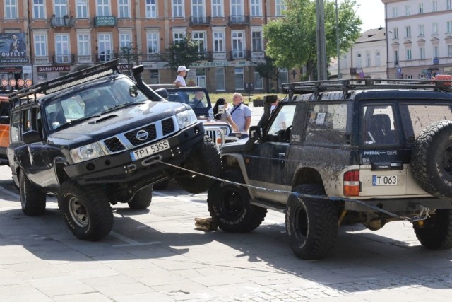 Klub Kieleckie Klasyki Auto & Moto zorganizował w niedzielę na placu Wolności w Kielcach imprezę na powitanie wakacji. Można było zobaczyć stare samochody, posłuchać muzyki, zjeść coś z grilla. ZOBACZ NA KOLEJNYCH SLAJDACH>>>



Na placu Wolności pojawiły się tak zwane duże fiaty - 125 p, kilka małych fiatów - 126 p, ale także mercedesy, wartburgi, fordy, volvo, volkswageny, porsche, syreny  i inne marki. Było też kilka aut terenowych. 

Miłośnicy motoryzacji mogli nie tylko oglądać te piękne samochody ale i zrobić sobie z nimi zdjęcie oraz porozmawiać z właścicielami. 

Imprezę zakończył wieczorny plenerowy koncert  Kenny Wayne Blues Boss - gwiazdy bluesa i rock&rolla. 

POLECAMY RÓWNIEŻ:
 Najbardziej niebezpieczne samochody
 