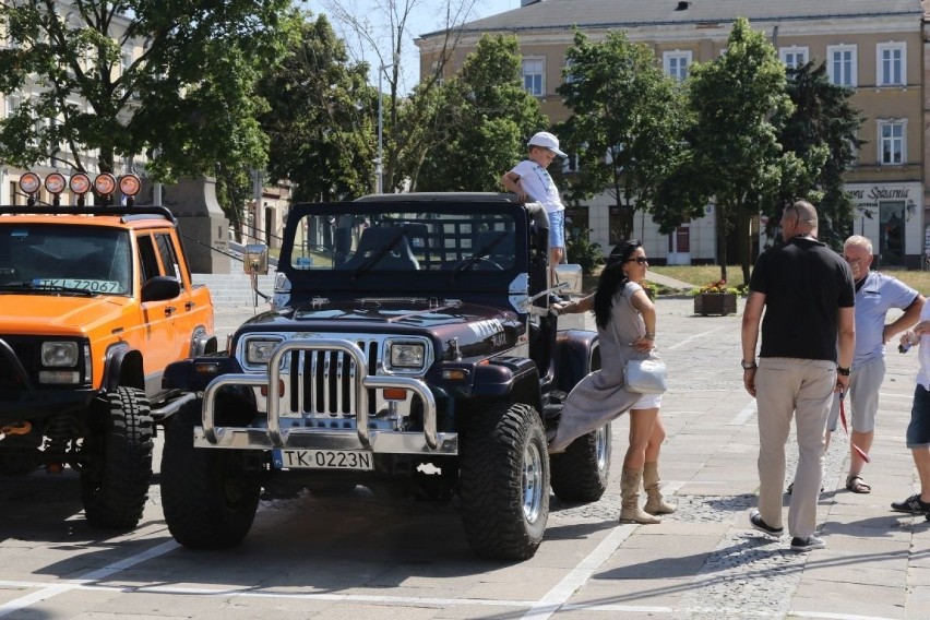 Klasyki motoryzacji na placu Wolności w Kielcach (WIDEO, ZDJĘCIA)