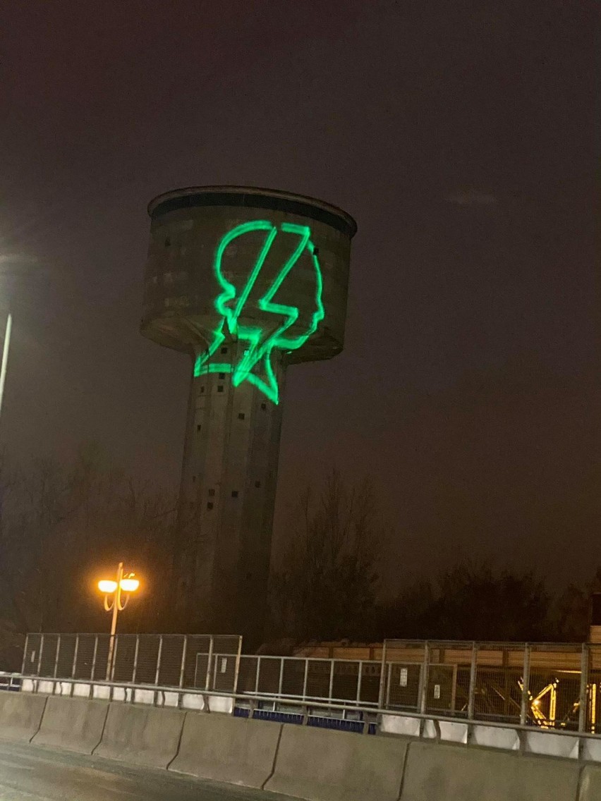 Błyskawica „Strajku Kobiet” na wieży ciśnień w Ostrowcu