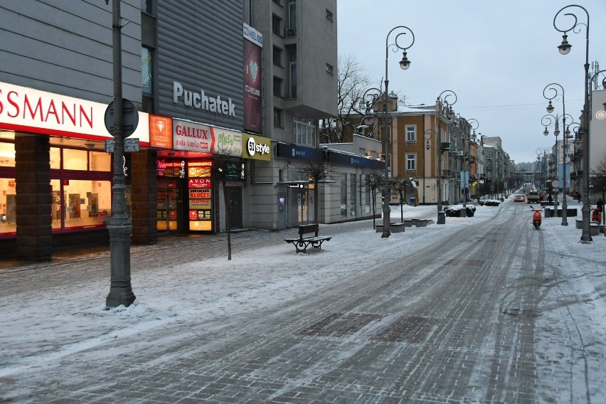 W sobotnie wczesne popołudnie mimo ładnej pogody centrum...