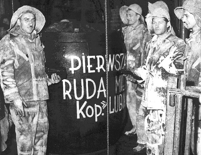 Pierwszy kubeł urobku z szybu L -III (dziś: Bolesław) w kopalni Lubin