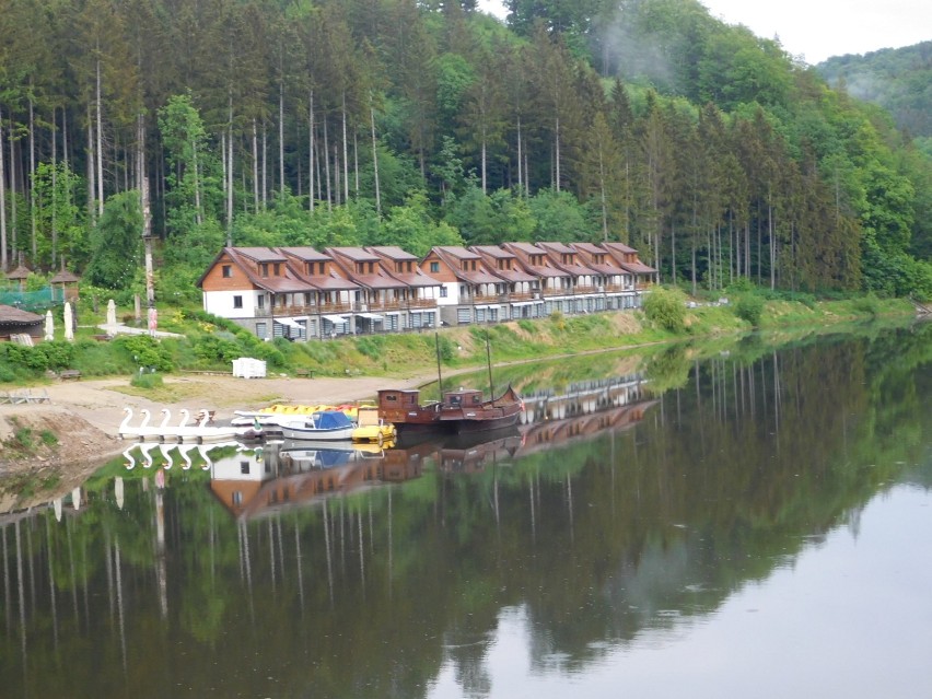 Jezioro Bystrzyckie w Zagórzu Śląskim – pięknie także wieczorem i po deszczu [ZDJĘCIA]