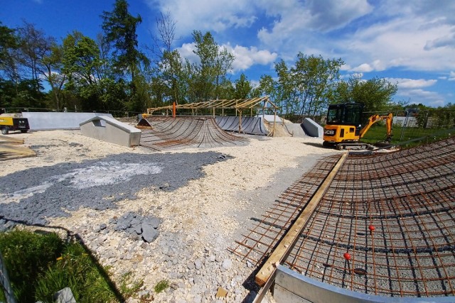 W Brzesku trwa budowa skateparku, rozpoczęło się betonowanie elementów wyposażenia