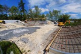W Brzesku trwa budowa skateparku, rozpoczęło się betonowanie elementów wyposażenia. Zdjęcia