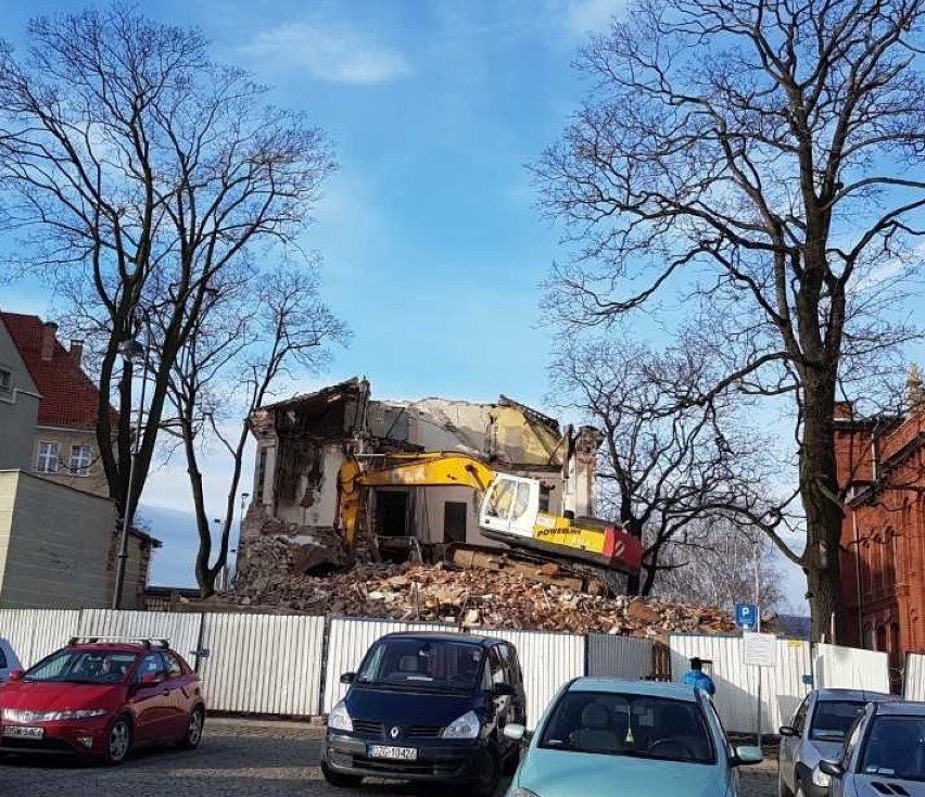 Wałbrzych: Trwa rozbiórka budynku, który był katownią Urzędu Bezpieczeństwa (ZDJĘCIA)