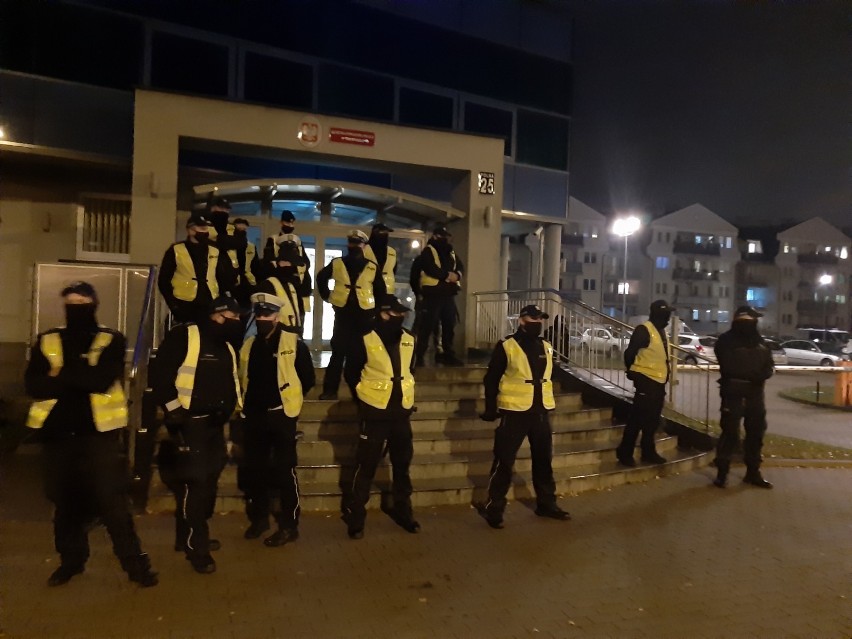 Policja i młodzież przed komendą w Szczecinku