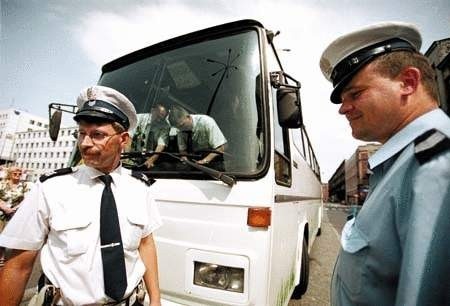 Śląscy policjanci dzisięciokrotnie zwiększyli liczbę kontroli autokarów wyruszających na trasę z turystami. Fot. Krzysztof Matuszyński