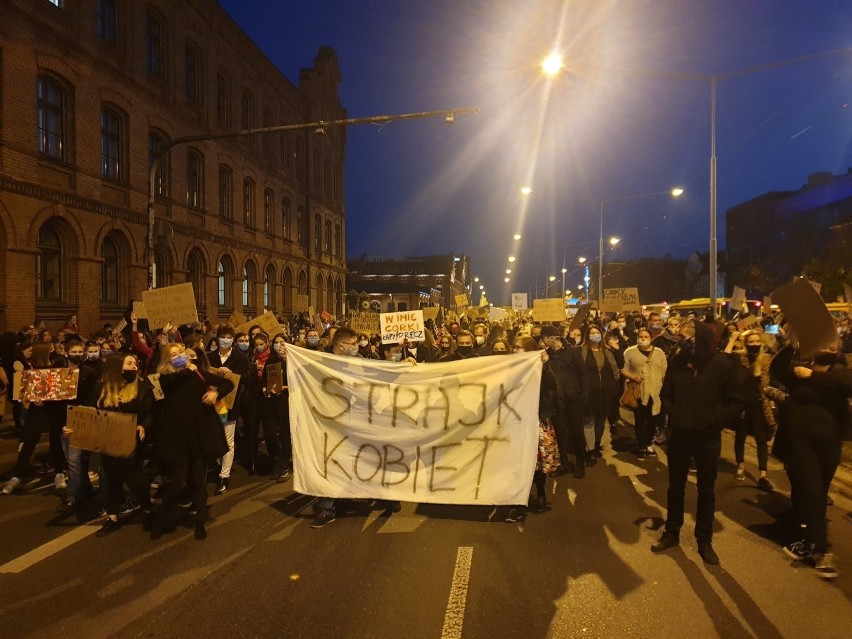 Strajk kobiet w Łodzi. Dziś kobiety protestowały na głównych ulicach Łodzi m.in. na al. Piłsudskiego ZDJĘCIA