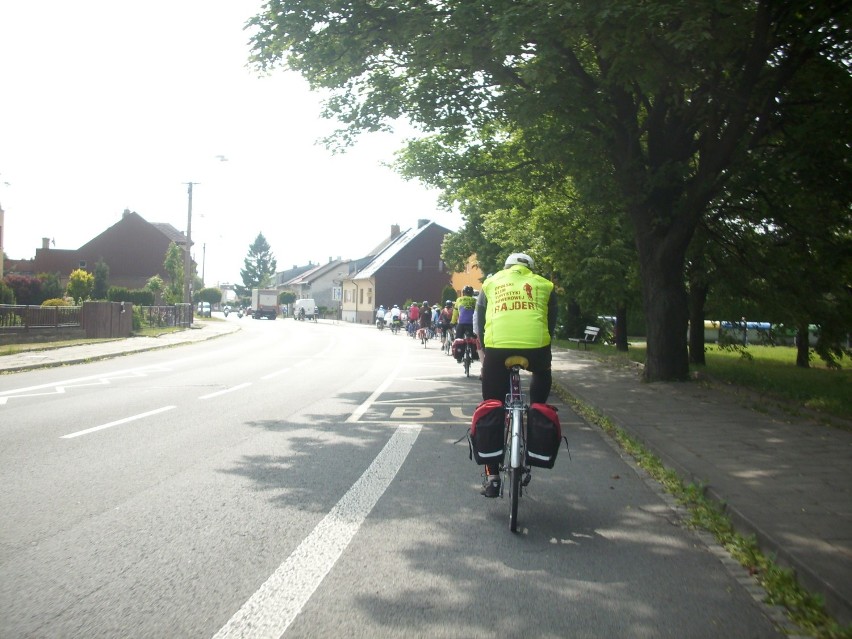 Pas rowerowy w czeskiej Opavie. Zwraca uwagę przystanek...