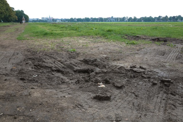 Tak wczoraj wyglądały Błonia od strony alei 3 Maja, gdzie stał olbrzymi ołtarz polowy