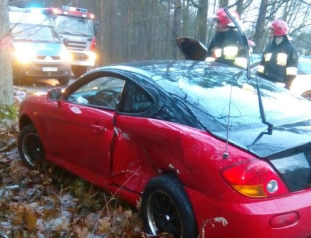 W wyniku zderzenia aut do szpitala odwiezieni zostali sprawca wypadku i kierująca passatem.