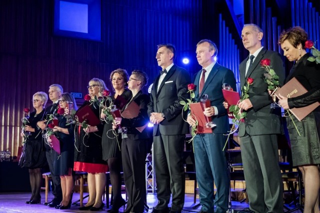 W Filharmonii Pomorskiej odbyła się uroczystość jubileuszu 80-lecia Szpitala Uniwersyteckiego nr 1 im. dr. Antoniego Jurasza w Bydgoszczy. 
Dzisiejsze obchody 80-lecia powstania szpitala były niepowtarzalną okazją do świętowania tego pięknego jubileuszu przez pracowników obecnych i emerytowanych, kadry akademickiej oraz zaproszonych gości.
Obchody jubileuszu objęte zostały honorowym patronatem Wojewody Kujawsko-Pomorskiego, Marszałka Województwa Kujawsko-Pomorskiego, Prezydenta Miasta Bydgoszczy oraz JM Rektora Uniwersytetu Mikołaja Kopernika w Toruniu. 
Podczas gali na ręce Dyrektora Szpitala Medal Marszałka Województwa Kujawsko-Pomorskiego „Unitas Durat Palatinatus Cuiaviano-Pomeraniensis” w 2017 r. wręczył Wicemarszałek Województwa Kujawsko-Pomorskiego, Zbigniew Ostrowski. 