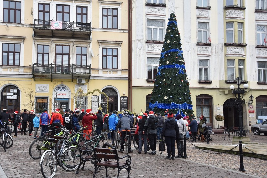 Widok Mikołaja na rowerze dostarczył tarnowianom wiele...