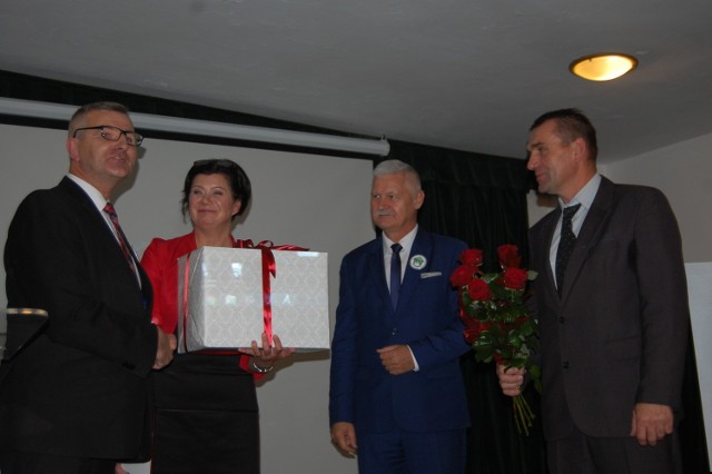Z okazji jubileuszu Młodzieżowego Ośrodka Wychowawczego w Samostrzelu placówka otrzymała od władz powiatu drukarkę, a dyrektor ośrodka Bożena Ilnicka nagrodę starosty z okazji Dnia Nauczyciela.