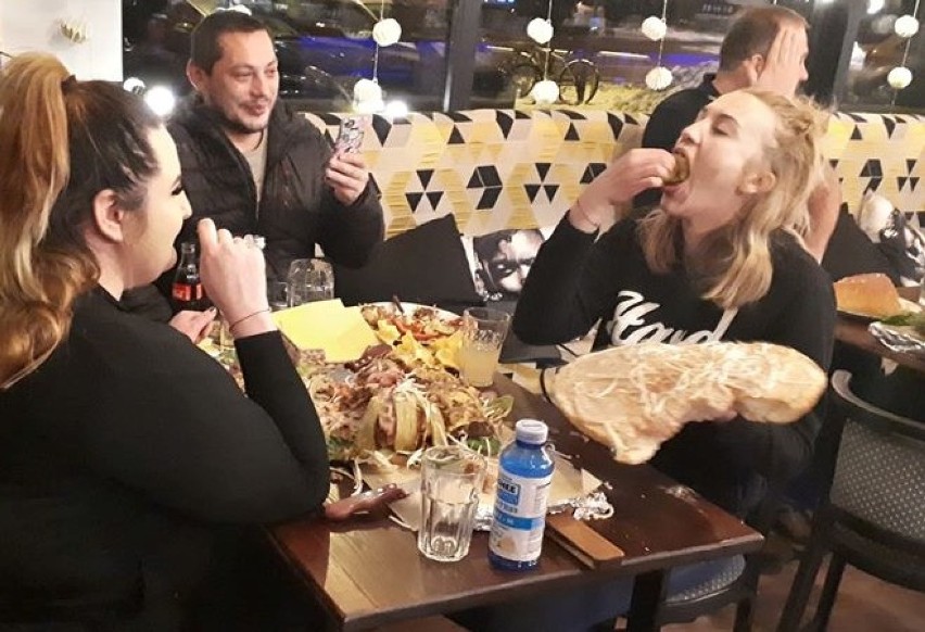 Burger okazał się zbyt duży. I Burger Battle w Hot Burger Bistro bez zwycięzcy. Niedługo druga edycja jedzenia burgera na czas [foto]