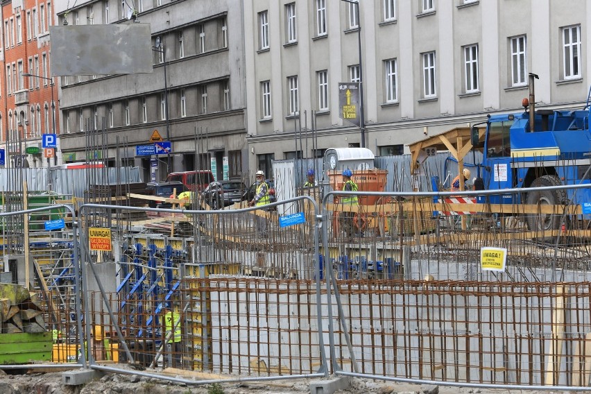 Przy ulicy Moniuszki w Katowicach trwa budowa Qubus Hotel...