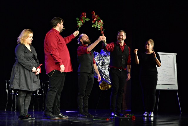 Na zakończenie XV Jesiennych Spotkań z Teatrem w Jasielskim Domu Kultury wystąpiła grupa "Improłajzers"