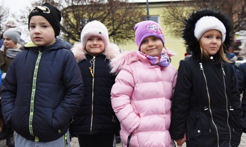 Najmłodsi mieszkańcy Janowa Lubelskiego pomogli ubrać miejskie choinki. Zobacz galerię zdjęć