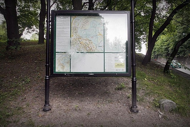 Zniszczona przez wandali tablica informacyjna w Parku Sobieskiego w Wałbrzychu