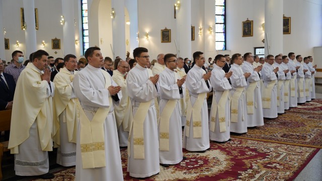 Jutro (30 maja) neoprezbiterzy odprawiają pierwsze msze święte prymicyjne w swoich parafiach