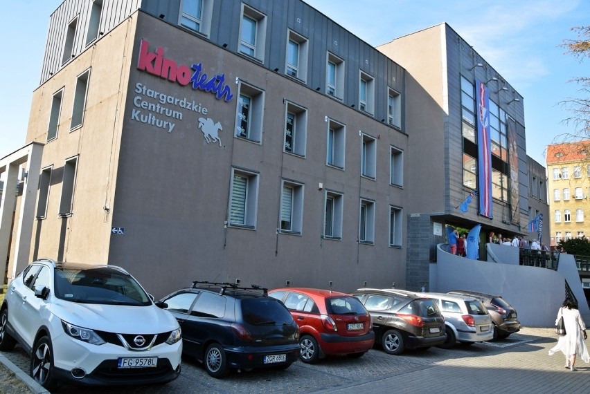 Portrety znanych kobiet w wyjątkowej oprawie. Wystawa fotograficzna "Biesy Polskie" Maksymiliana Ławrynowicza w Stargardzkim Centrum Kultury