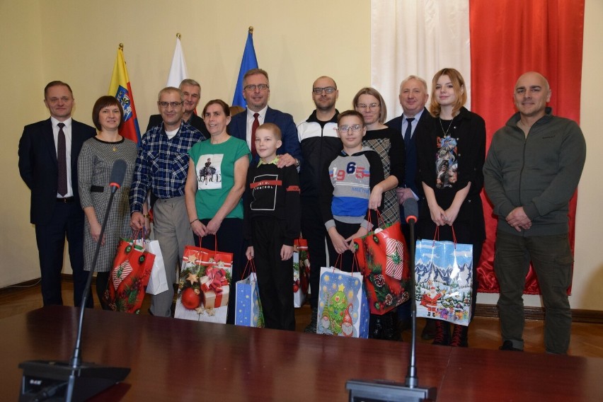 Burmistrz Mirosław Gąsik przywitał w ratuszu dwie rodziny...