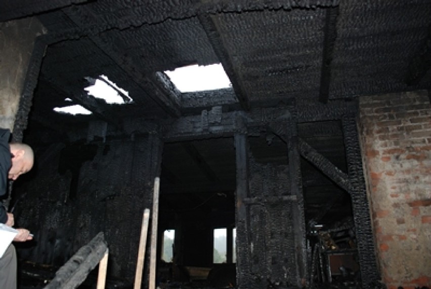Podpalony przez 36-latka strych jednego z budynków przy ul....