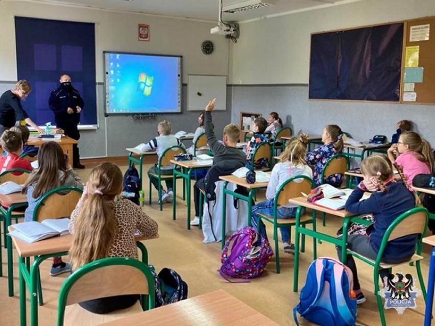 Policjanci z Boguszowa-Gorc uświadamiali jak ma wyglądać bezpieczna droga do szkoły