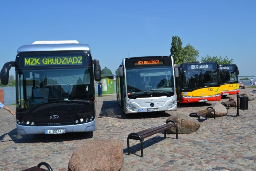 Prezentacja nowoczesnych autobusów na błoniach