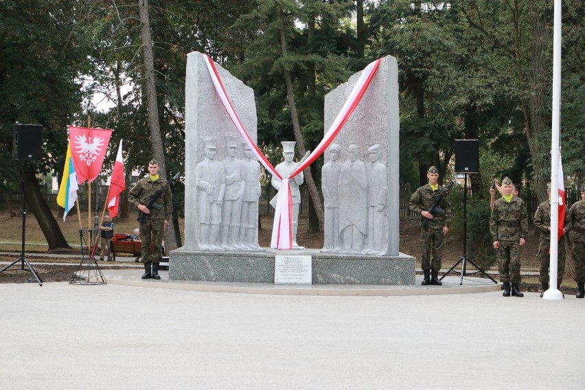 Odsłonięcie odbyło się w asyście kompanii honorowej...