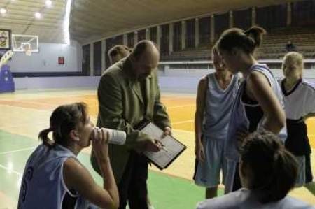 Trener Marek Juszkiewicz motywuje zawodniczki do lepszej gry.