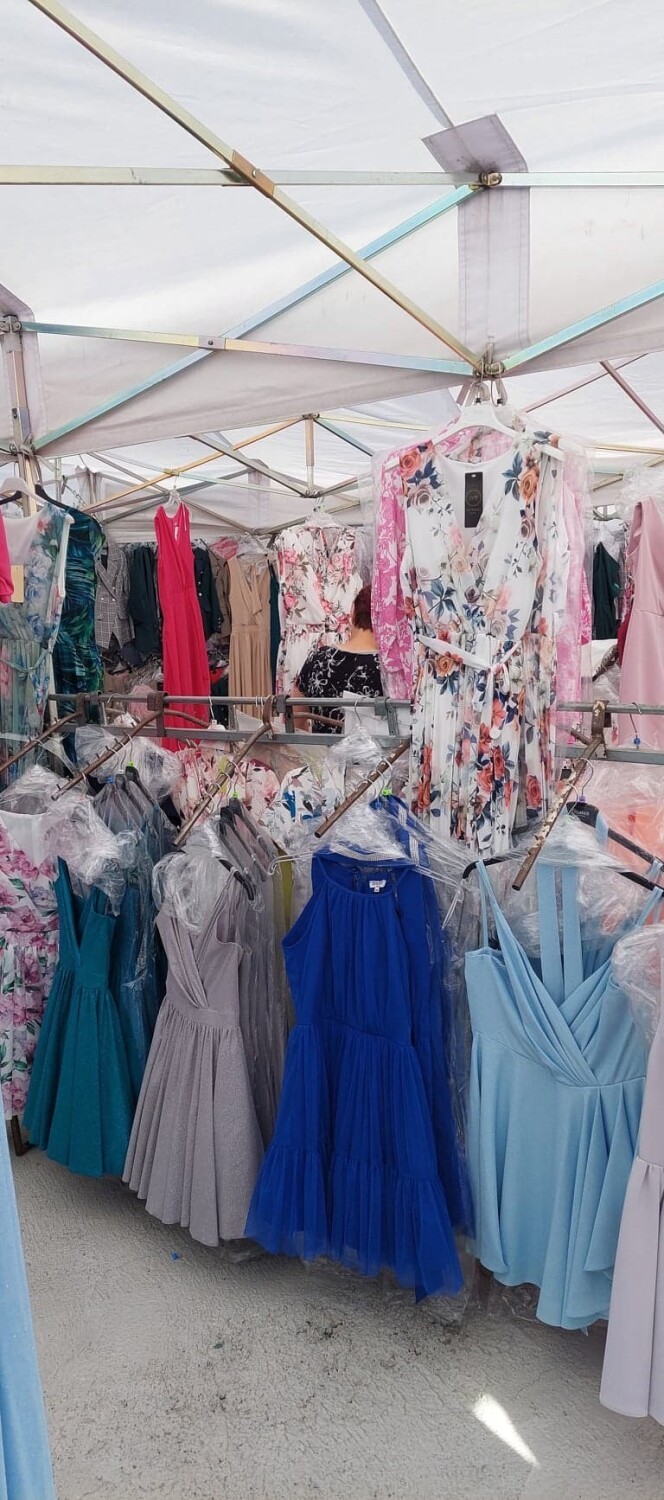 Sukienki, spódnice, żakiety, spodenki, buty i torebki na targowisku przy Dworaka. Zobacz, co się dzisiaj dobrze sprzedaje!